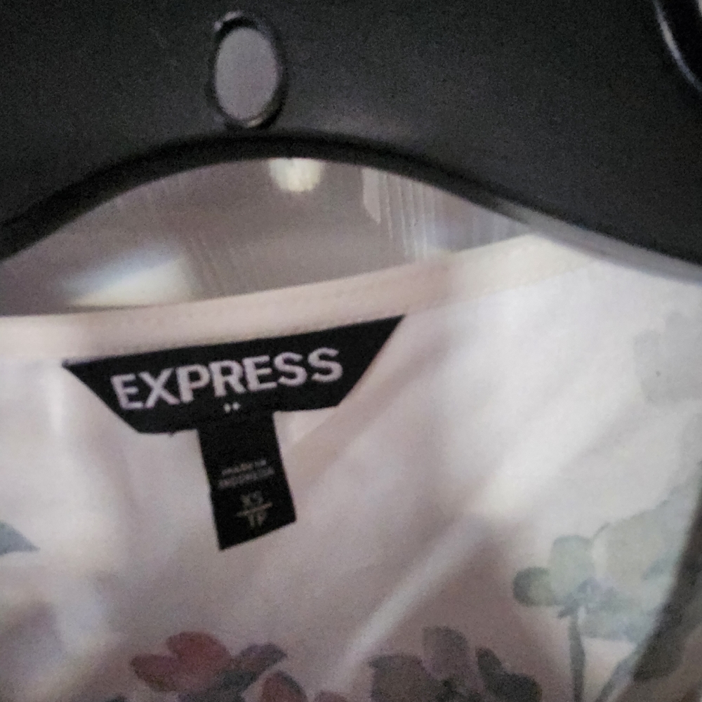 Express V Neck Floral Gramercy Tee, Small (EUC) - Picture 5 of 6
